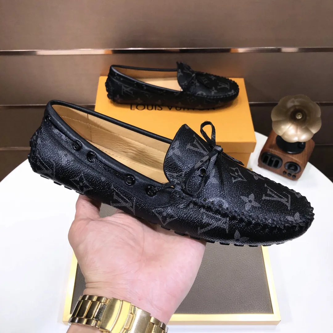 Men's men's shoes 💰420💰 [LV Doudou shoes] (water-dyed cowhide lining) new model is on the market, available on the official website. The new Doudou shoes are processed into single-color materials, and the uppers are made of imported special materials. The body of the shoe is fully hemmed with mark thread, and is lined with imported original cowhide leather. The elegant shoe shape is super suitable for all-matching, and the size is 38-44.